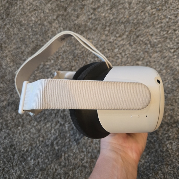 Oculus Quest 2 Meta 64GB Standalone VR Headset with Controllers - Picture 4 of 9